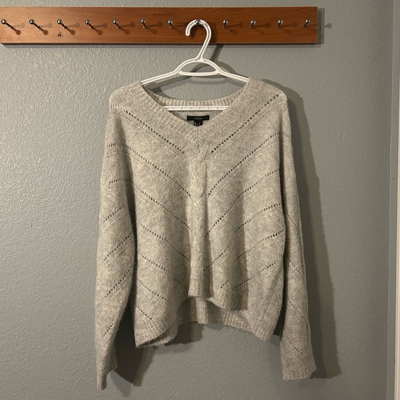 Forever 21 Sweaters - NWOT FOREVER 21 Light Gray V-Neck Sweater